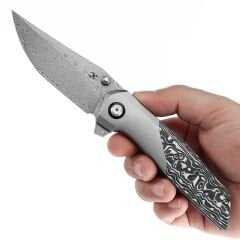 KANSEPT Deadite | Başparmak Sapı | Boncuk Püskürtmeli Titanyum + Siyah & Beyaz Karbon Fiber Sap | Damascus Çelik Çakı | K1081A1