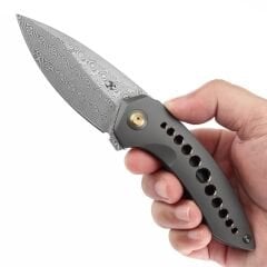 KANSEPT ODD 21 | Gri Eloksal Titanyum Bronz Delikli Sap | Damascus Çelik Çakı | K1077A2
