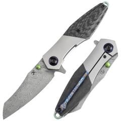 KANSEPT Mistaken | Başparmak Sapı | Boncuk Püskürtmeli Titanyum ve Gabardin Karbon Fiber | Damascus Çelik Çakı | K1053D1