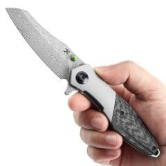 KANSEPT Mistaken | Başparmak Sapı | Boncuk Püskürtmeli Titanyum ve Gabardin Karbon Fiber | Damascus Çelik Çakı | K1053D1