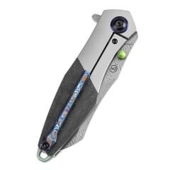 KANSEPT Mistaken | Başparmak Sapı | Boncuk Püskürtmeli Titanyum ve Gabardin Karbon Fiber | Damascus Çelik Çakı | K1053D1