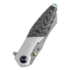 KANSEPT Mistaken | Başparmak Sapı | Boncuk Püskürtmeli Titanyum ve Gabardin Karbon Fiber | Damascus Çelik Çakı | K1053D1