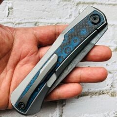 KANSEPT Kratos | Flipper Bıçak | Titanyum + Mavi Gül Desenli Karbon Fiber Kakma Sap | Damascus Çelik Çakı | K1024A4