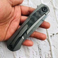 KANSEPT Kratos | Flipper Bıçak | Titanyum + Siyah Gül Desenli Karbon Fiber Kakma Sap | Damascus Çelik Çakı | K1024A5