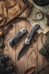 Trivisa UMa-05B | Titanyum Destek ve Başparmak Sapı | Karbon Fiber Saplar | Siyah Taşlanmış S35VN Çelik Çakı | TY07-BCT-S