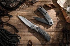 Trivisa UMa-05  | Titanyum Destek ve Başparmak Sapı | Karbon Fiber Saplar | S35VN Çelik Çakı | TY07-CT-S