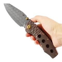 Kansept Caveman | Gül Altın Eloksallı ve Taşlanmış Titanyum, CNC İşlenmiş Kaya Desenli Sap | Damascus Çelik Çakı | K1110A6