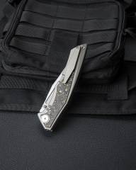 BESTECH Togatta | Titanyum + Damascus Desenli Bakır Karbon Fiber Kakma Sap | M390 Çelik Çakı | BT2102G