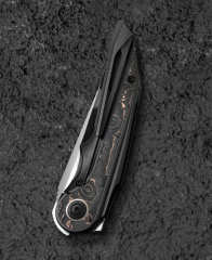 BESTECH BLIND FURY BT2303B Siyah Bronz Titanyum Bakır Karbon Fiber Kakma Sap Stonewash+Saten M390 Çakı