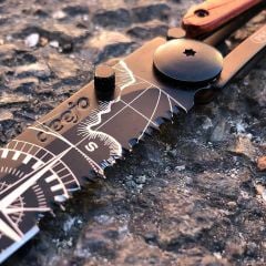 Deejo Serrated 37g, Coral Wood / Terra Incognita Çakı